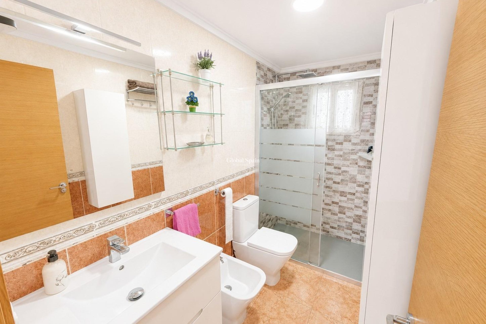 Wederverkoop - APPARTEMENT -
TORREVIEJA - Estacion de autobuses