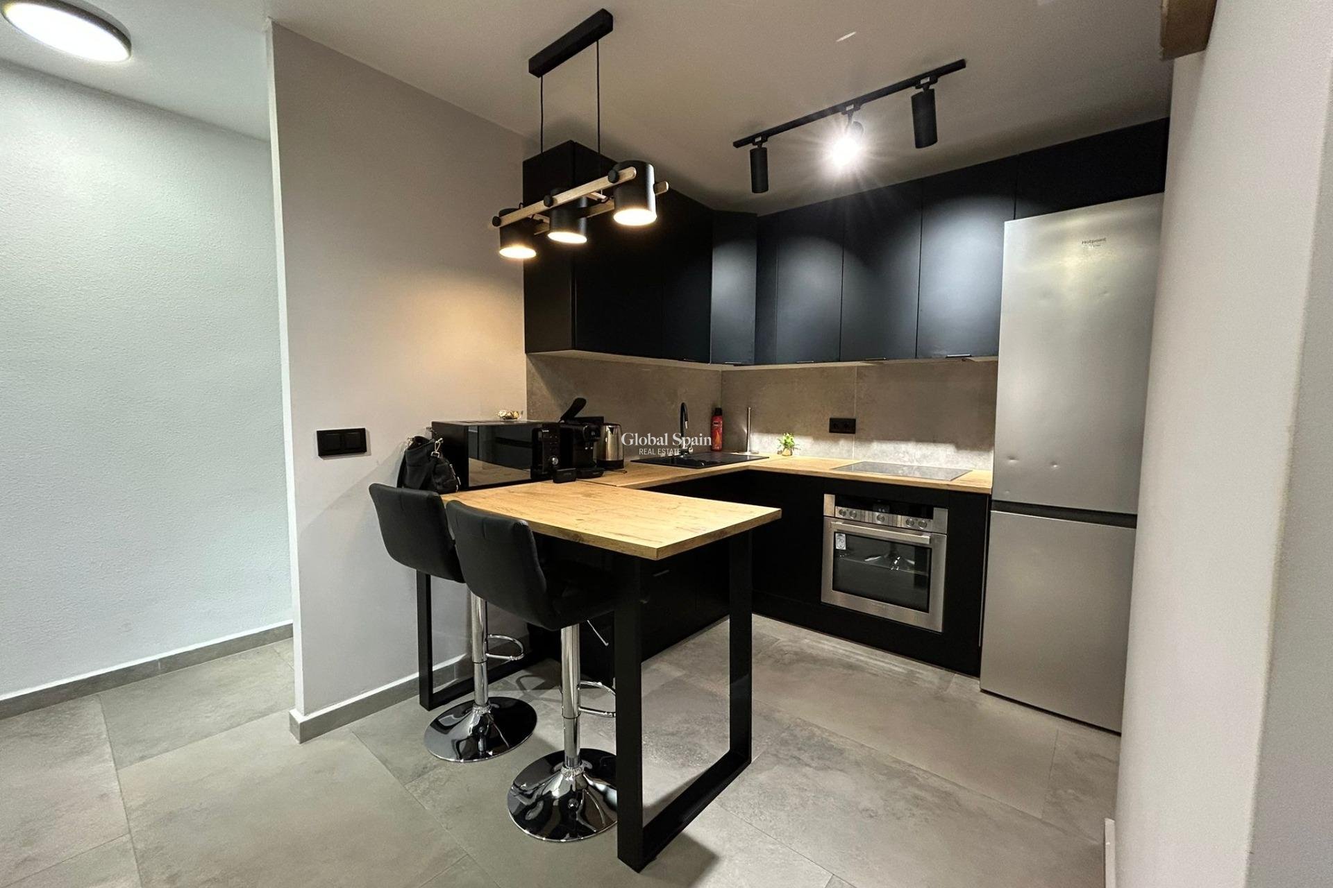 Wederverkoop - APPARTEMENT -
TORREVIEJA - Estacion de autobuses