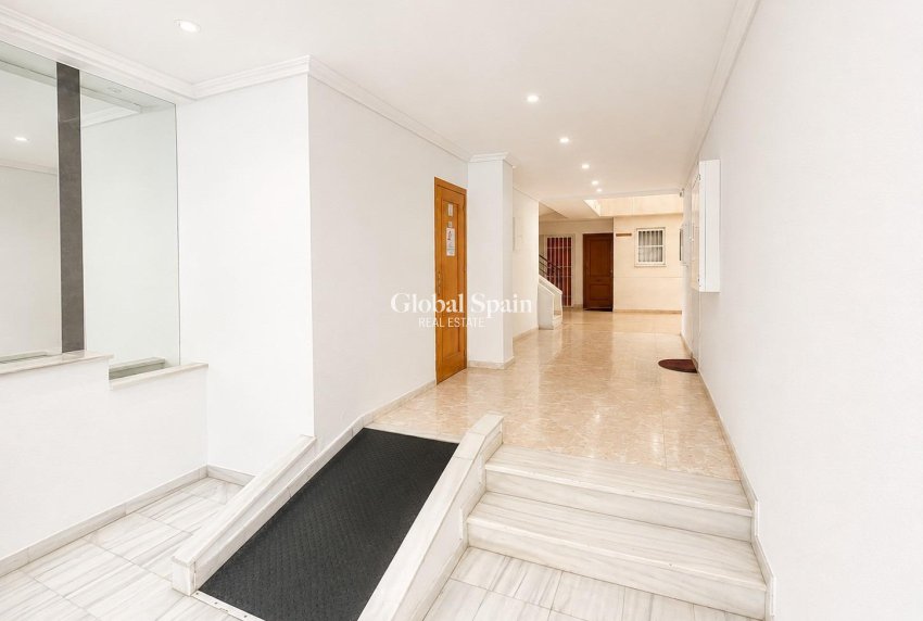 Wederverkoop - APPARTEMENT -
TORREVIEJA - Estacion de autobuses