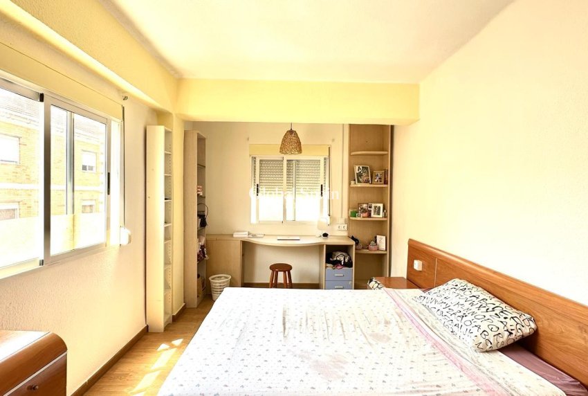 Wederverkoop - APPARTEMENT -
TORREVIEJA - Estacion de autobuses