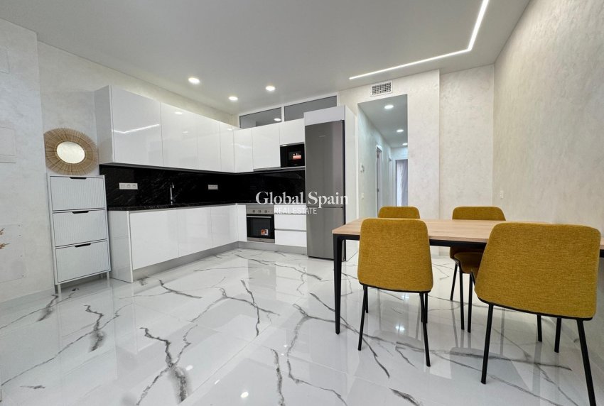 Wederverkoop - APPARTEMENT -
TORREVIEJA - Estacion de autobuses