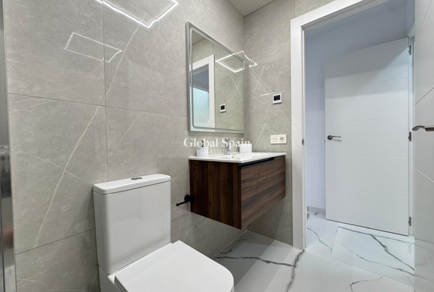 Wederverkoop - APPARTEMENT -
TORREVIEJA - Estacion de autobuses