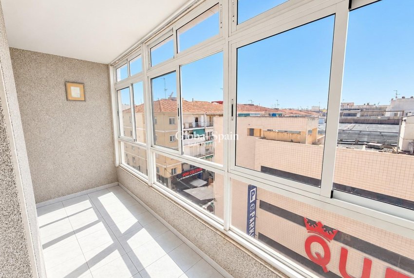 Wederverkoop - APPARTEMENT -
TORREVIEJA - Estacion de autobuses