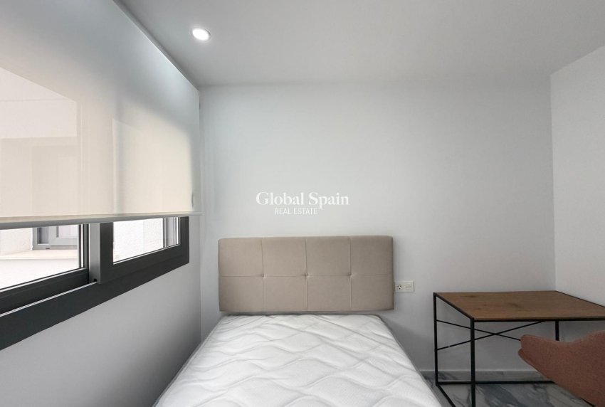 Wederverkoop - APPARTEMENT -
TORREVIEJA - Estacion de autobuses
