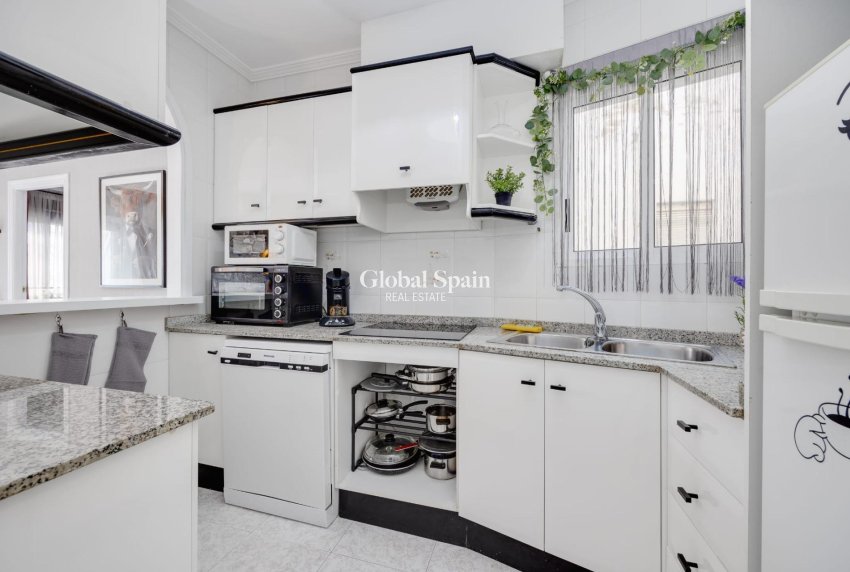 Wederverkoop - APPARTEMENT -
TORREVIEJA - Estacion de autobuses