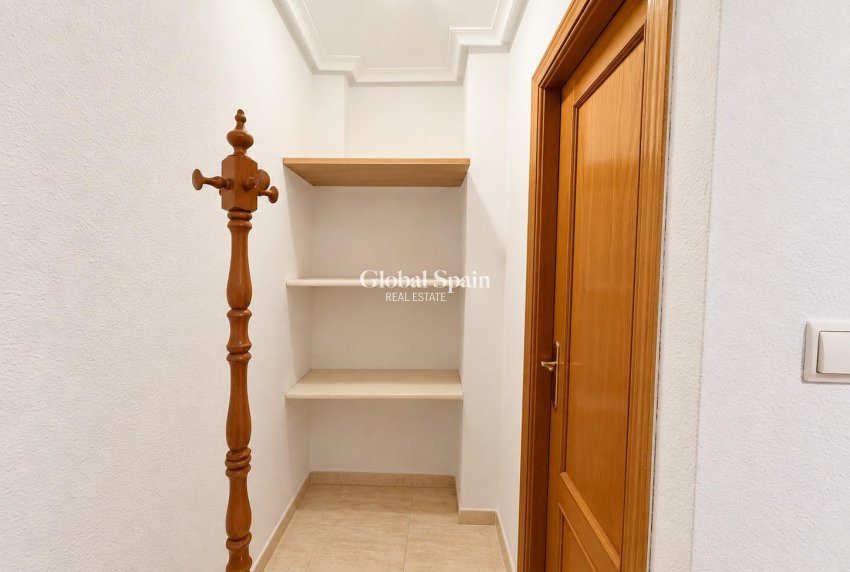 Wederverkoop - APPARTEMENT -
TORREVIEJA - Estacion de autobuses