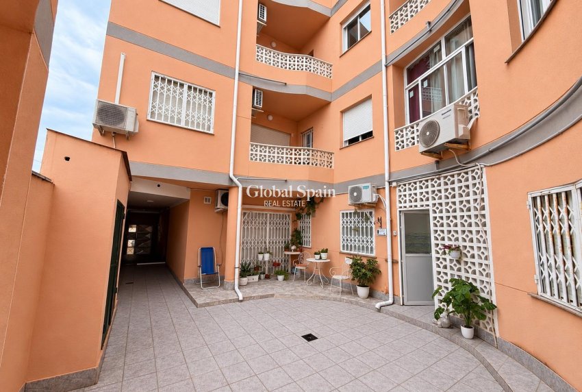 Wederverkoop - APPARTEMENT -
TORREVIEJA - Estacion de autobuses
