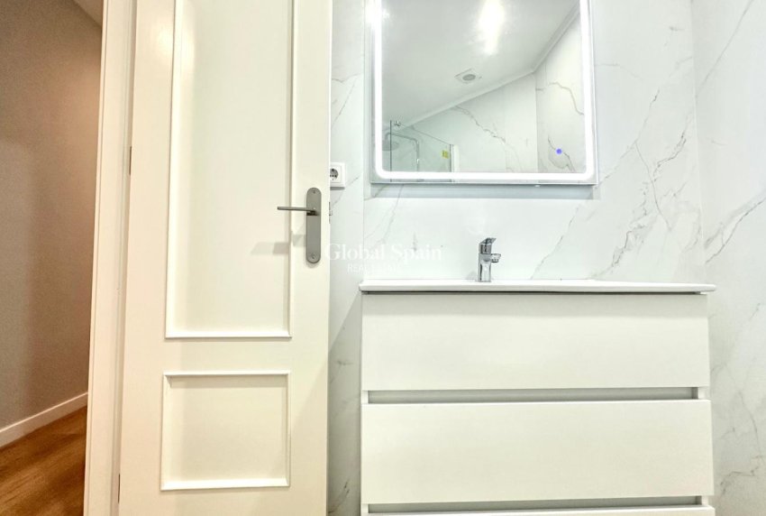 Wederverkoop - APPARTEMENT -
TORREVIEJA - La Mata pueblo