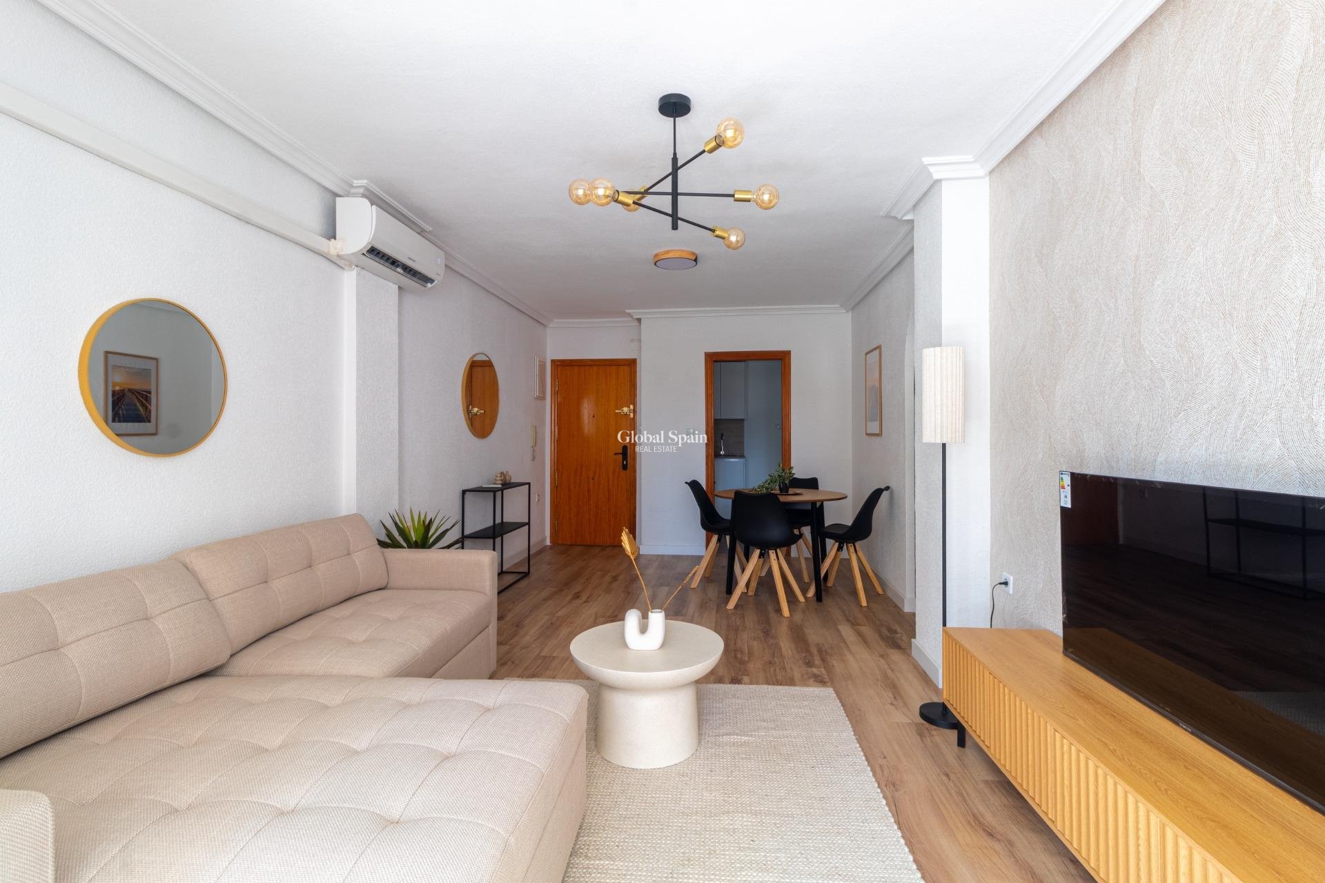 Wederverkoop - APPARTEMENT -
TORREVIEJA - La Mata pueblo