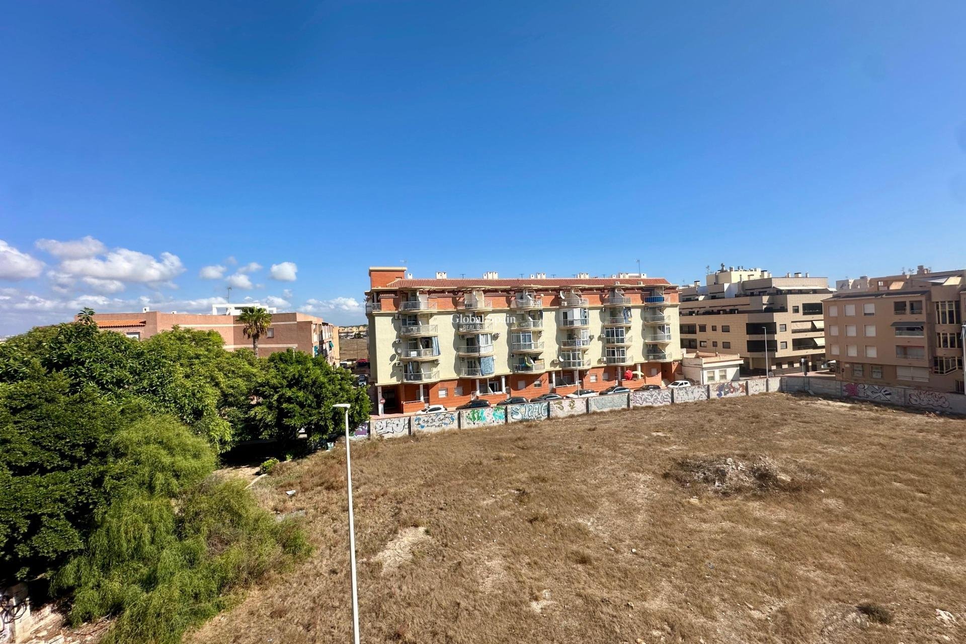 Wederverkoop - APPARTEMENT -
TORREVIEJA - La Mata pueblo