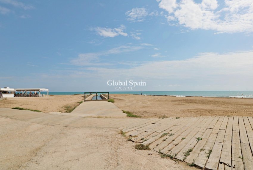 Wederverkoop - APPARTEMENT -
TORREVIEJA - La Mata pueblo
