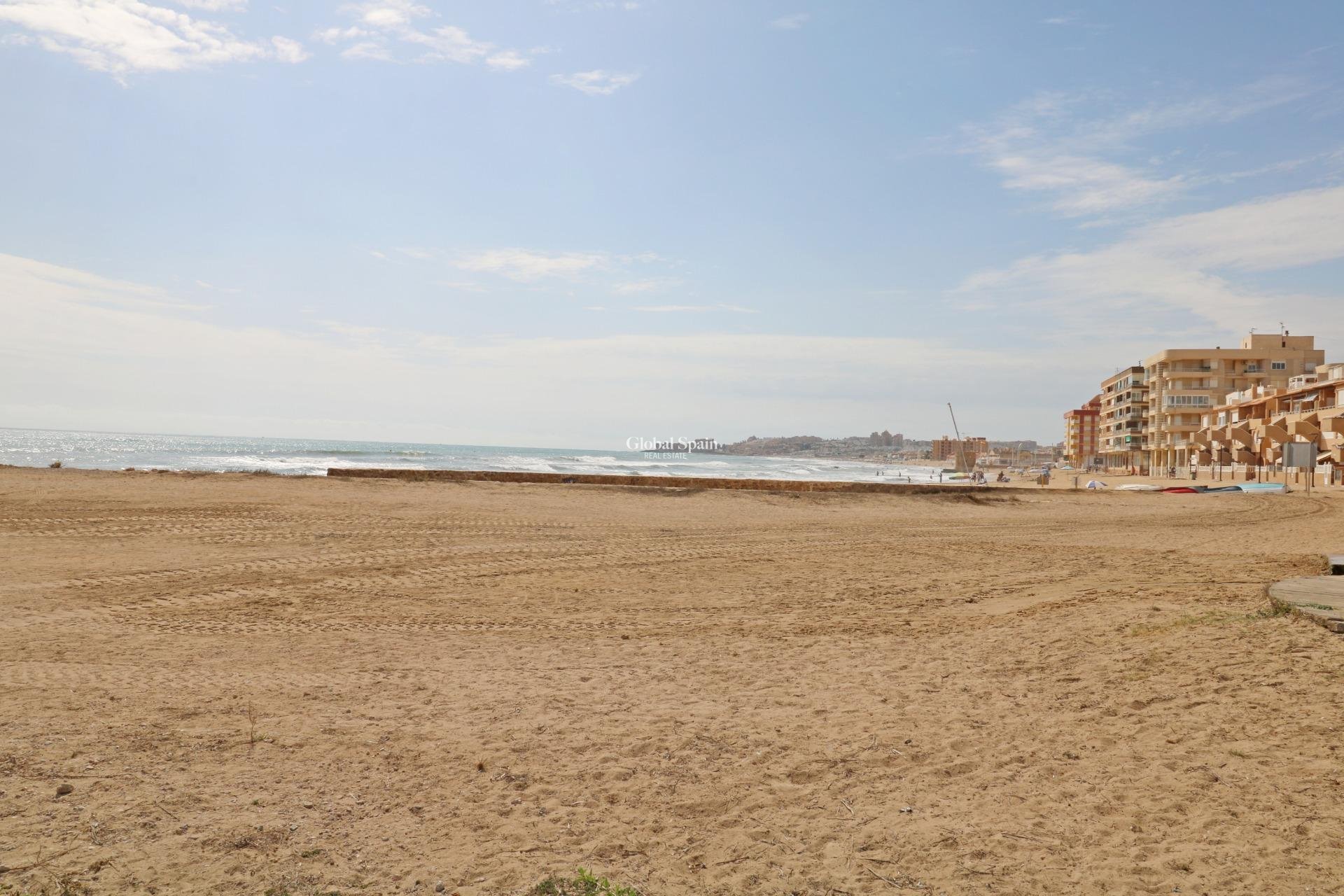 Wederverkoop - APPARTEMENT -
TORREVIEJA - La Mata pueblo