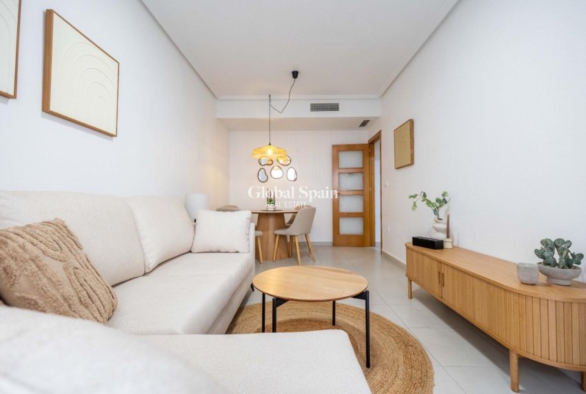 Wederverkoop - APPARTEMENT -
TORREVIEJA - Las calas