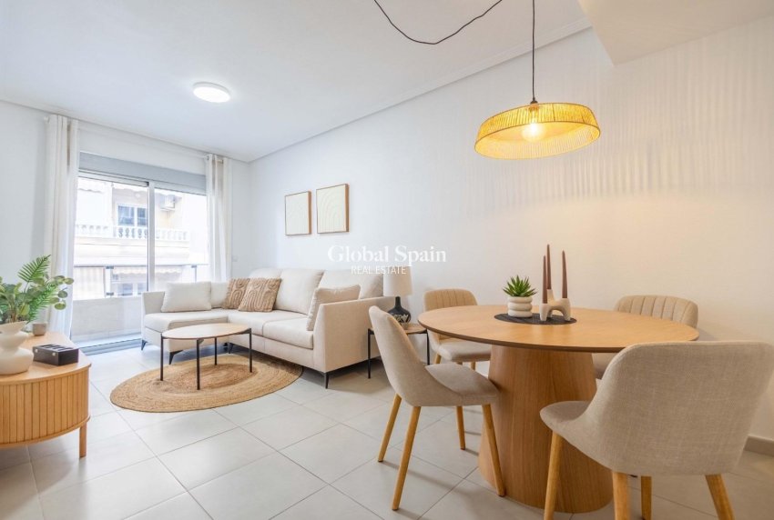 Wederverkoop - APPARTEMENT -
TORREVIEJA - Las calas