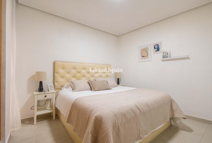 Wederverkoop - APPARTEMENT -
TORREVIEJA - Las calas