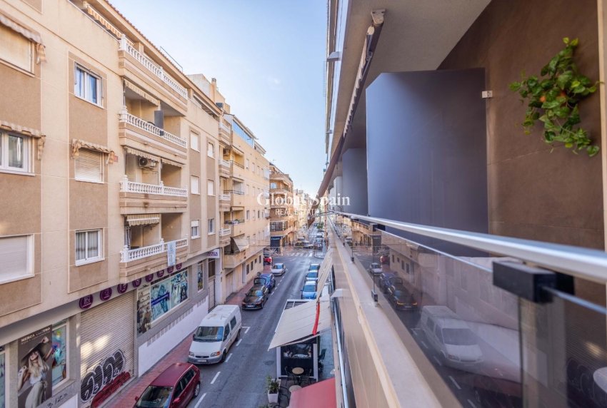 Wederverkoop - APPARTEMENT -
TORREVIEJA - Las calas