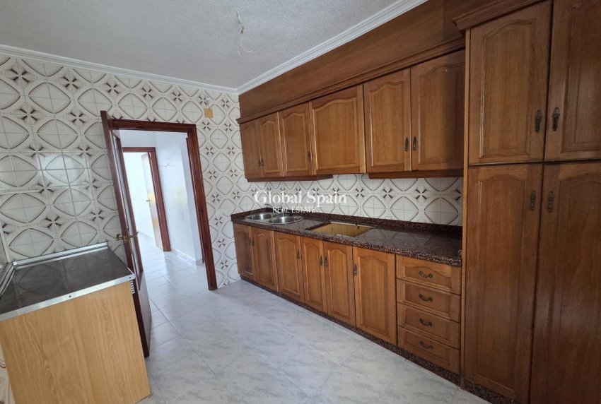 Wederverkoop - APPARTEMENT -
TORREVIEJA - Las Piscinas Naturales