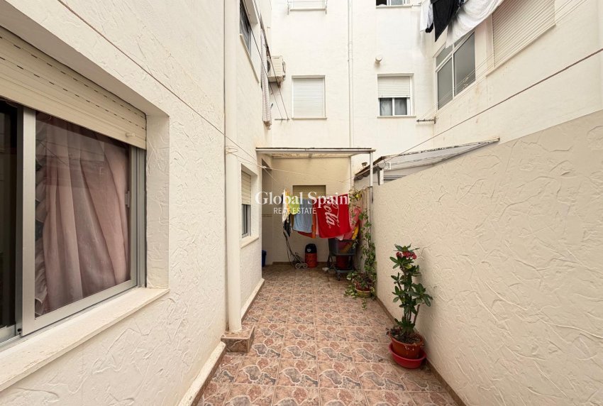 Wederverkoop - APPARTEMENT -
TORREVIEJA - Las Piscinas Naturales