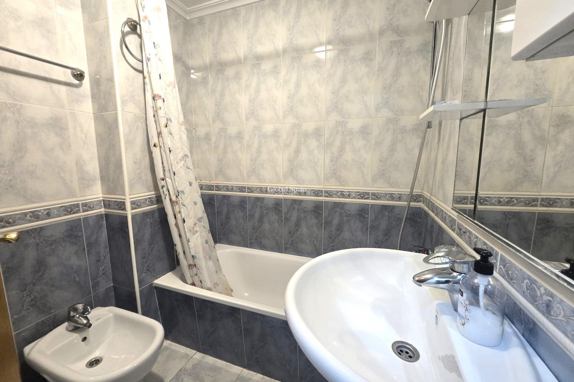 Wederverkoop - APPARTEMENT -
TORREVIEJA - Las Piscinas Naturales