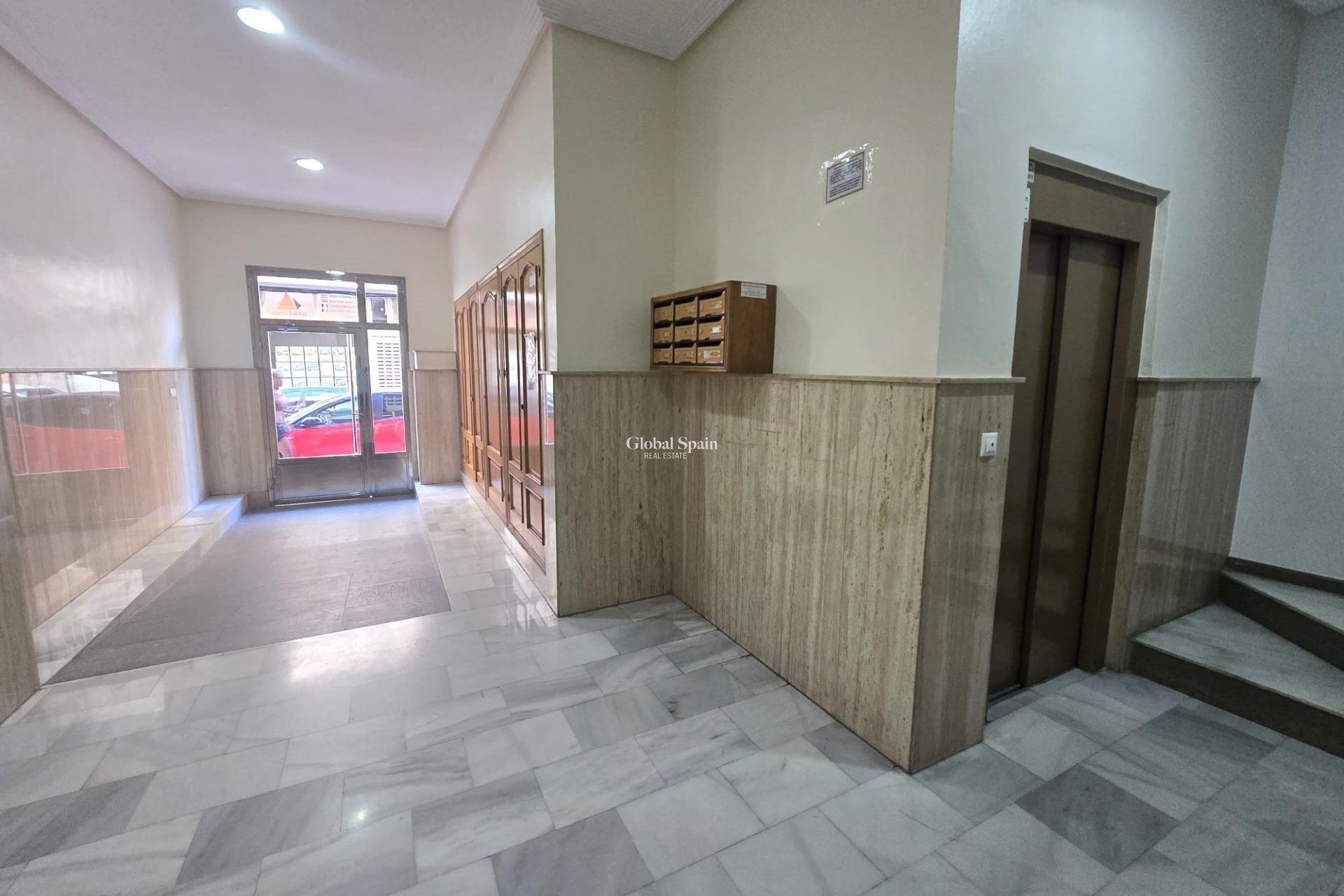 Wederverkoop - APPARTEMENT -
TORREVIEJA - Las Piscinas Naturales