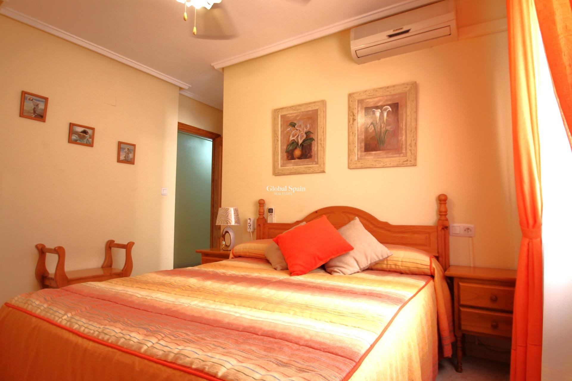 Wederverkoop - APPARTEMENT -
TORREVIEJA - Las Piscinas Naturales