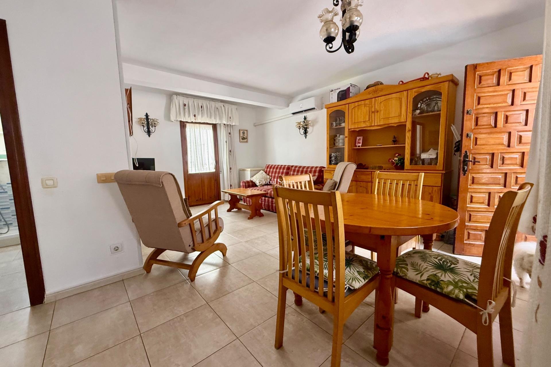 Wederverkoop - APPARTEMENT -
TORREVIEJA - Los Europeos