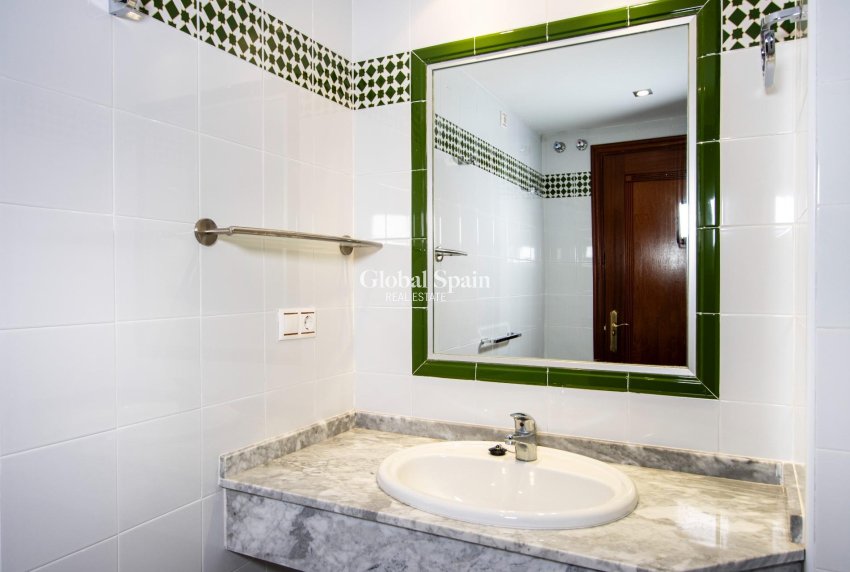 Wederverkoop - APPARTEMENT -
TORREVIEJA - Los Frutales