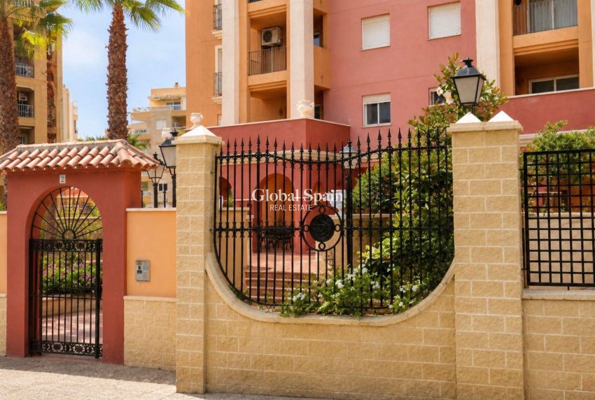 Wederverkoop - APPARTEMENT -
TORREVIEJA - Los Frutales