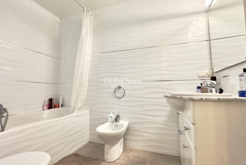 Wederverkoop - APPARTEMENT -
TORREVIEJA - Parque de las Naciones