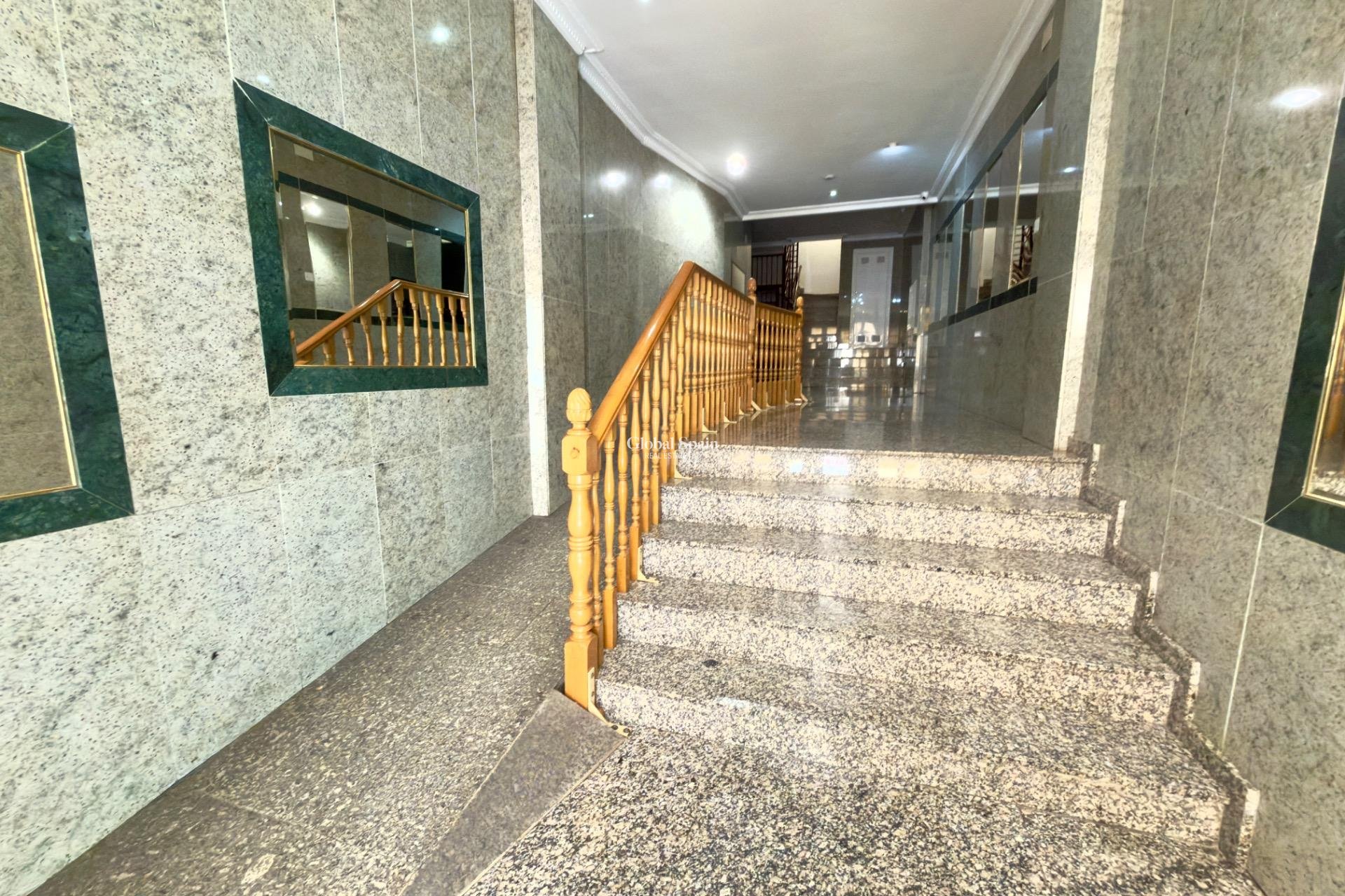 Wederverkoop - APPARTEMENT -
TORREVIEJA - Parque de las Naciones