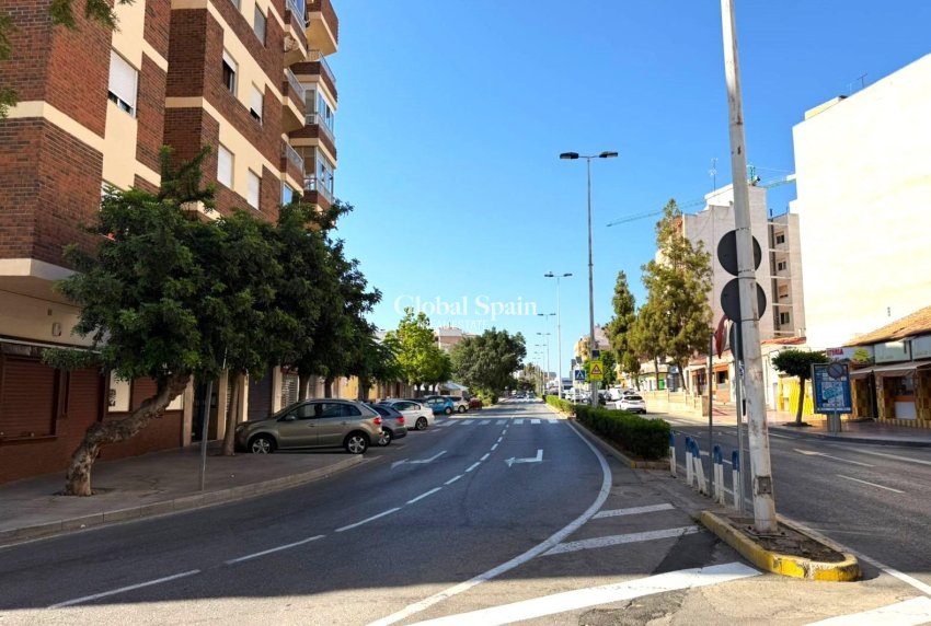 Wederverkoop - APPARTEMENT -
TORREVIEJA - Parque de las Naciones