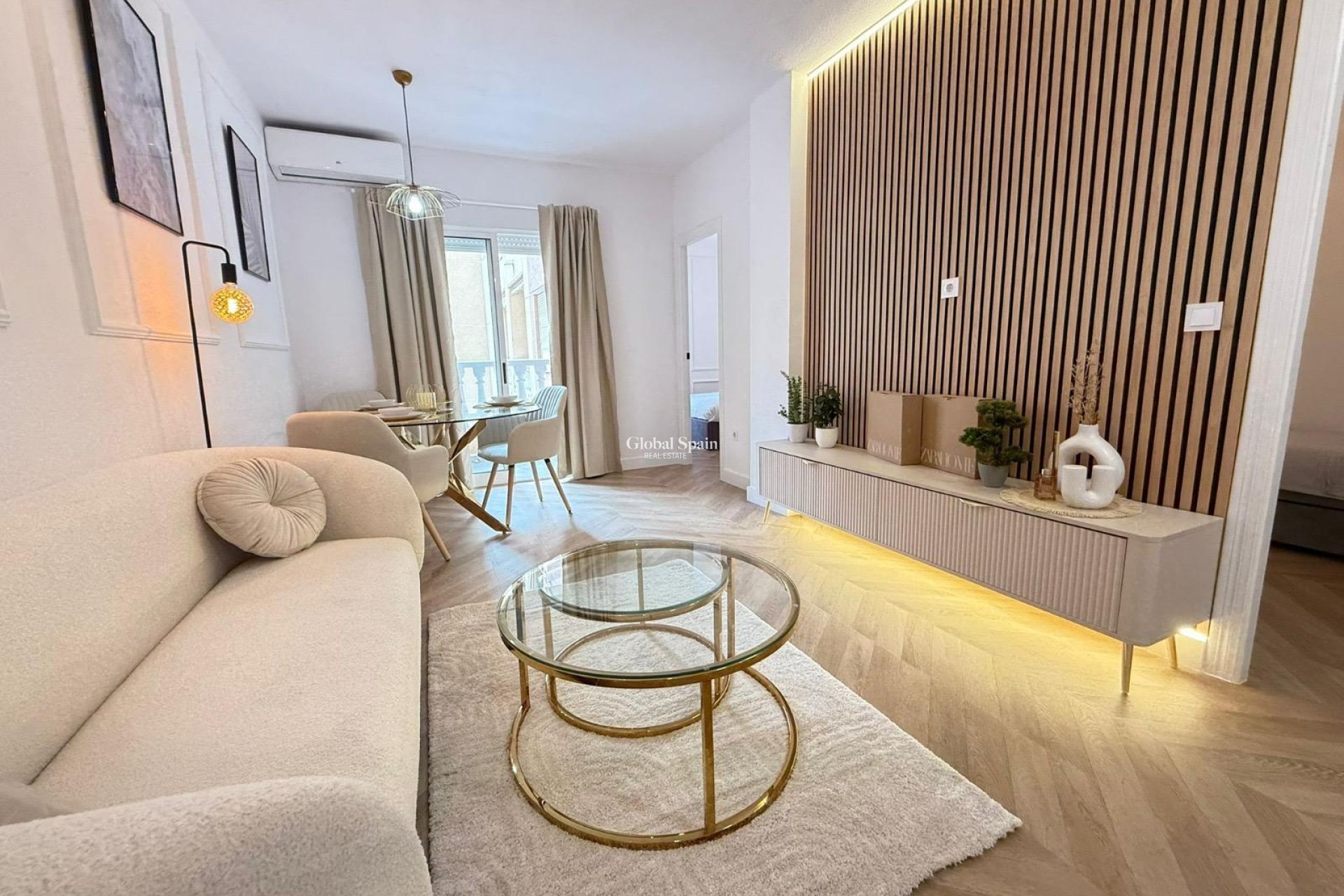 Wederverkoop - APPARTEMENT -
TORREVIEJA - Parque de las Naciones