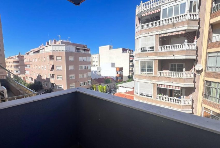 Wederverkoop - APPARTEMENT -
TORREVIEJA - Parque de las Naciones