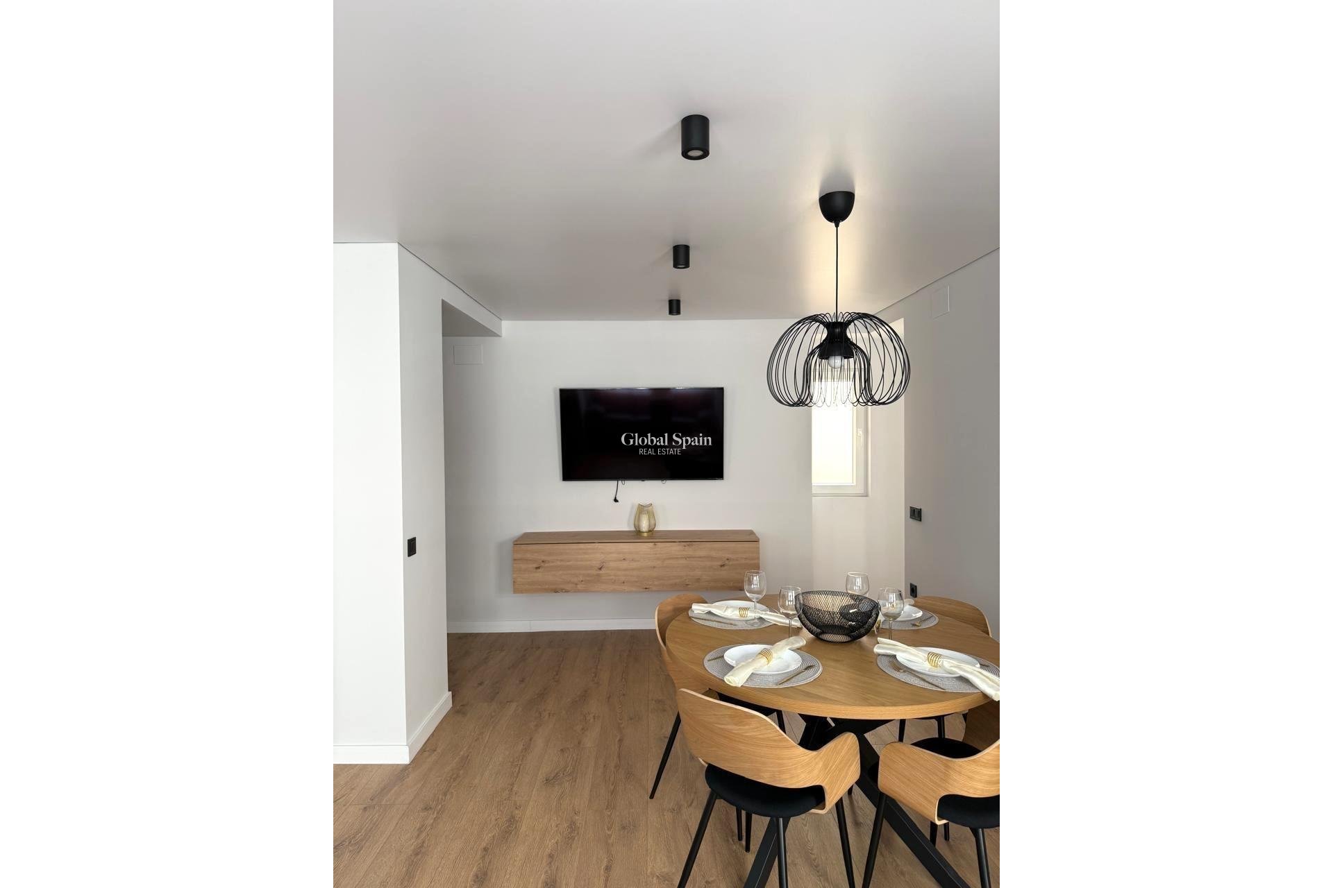 Wederverkoop - APPARTEMENT -
TORREVIEJA - Paseo maritimo