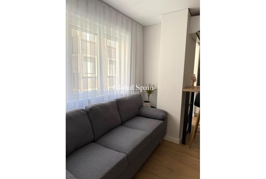 Wederverkoop - APPARTEMENT -
TORREVIEJA - Paseo maritimo