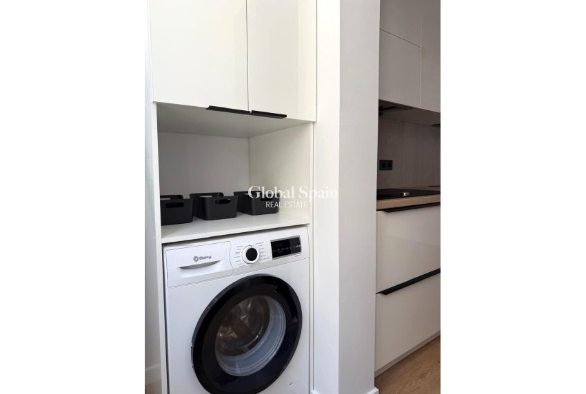 Wederverkoop - APPARTEMENT -
TORREVIEJA - Paseo maritimo