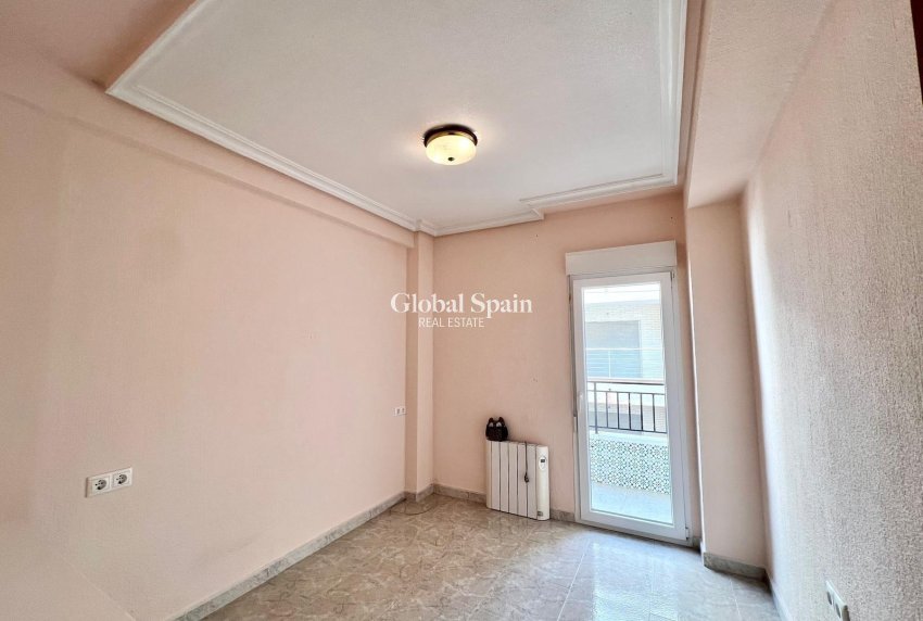 Wederverkoop - APPARTEMENT -
TORREVIEJA - Paseo maritimo