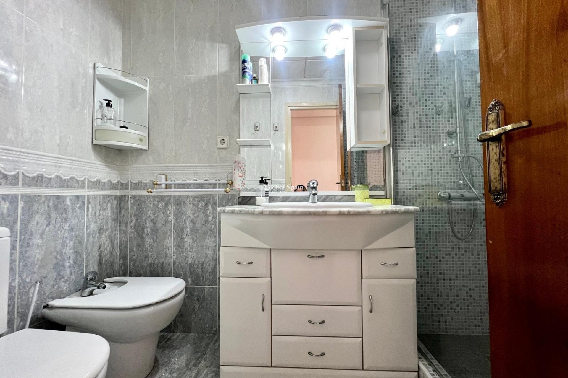 Wederverkoop - APPARTEMENT -
TORREVIEJA - Paseo maritimo