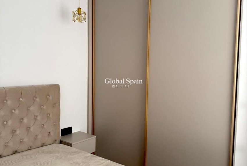 Wederverkoop - APPARTEMENT -
TORREVIEJA - Paseo maritimo