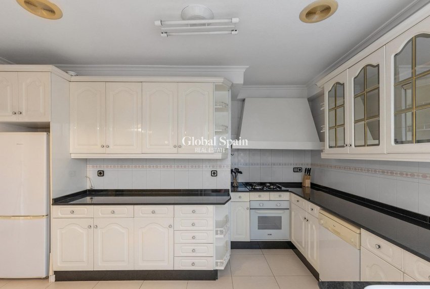 Wederverkoop - APPARTEMENT -
TORREVIEJA - Paseo maritimo