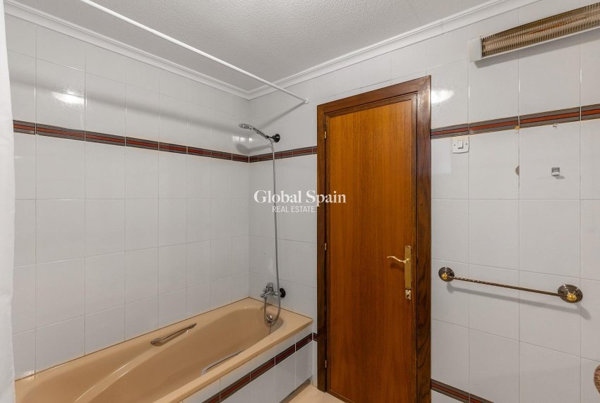 Wederverkoop - APPARTEMENT -
TORREVIEJA - Paseo maritimo