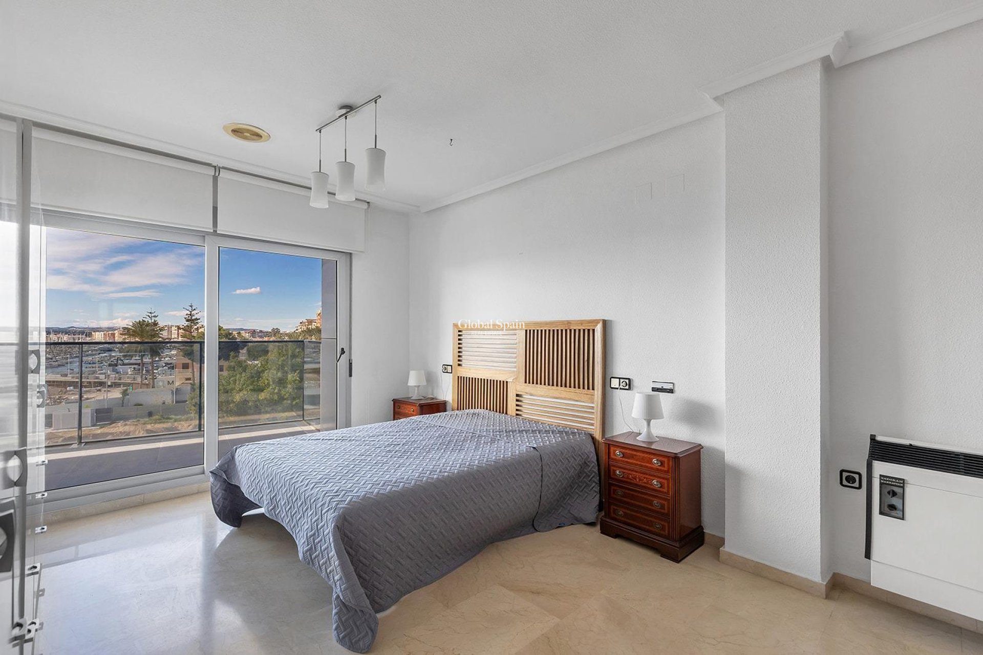 Wederverkoop - APPARTEMENT -
TORREVIEJA - Paseo maritimo