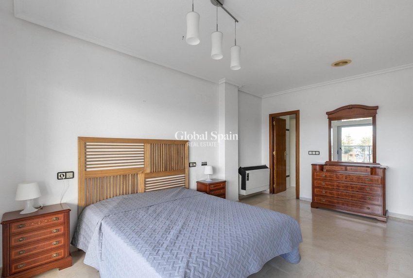 Wederverkoop - APPARTEMENT -
TORREVIEJA - Paseo maritimo