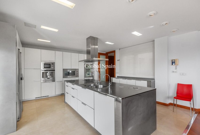 Wederverkoop - APPARTEMENT -
TORREVIEJA - Paseo maritimo