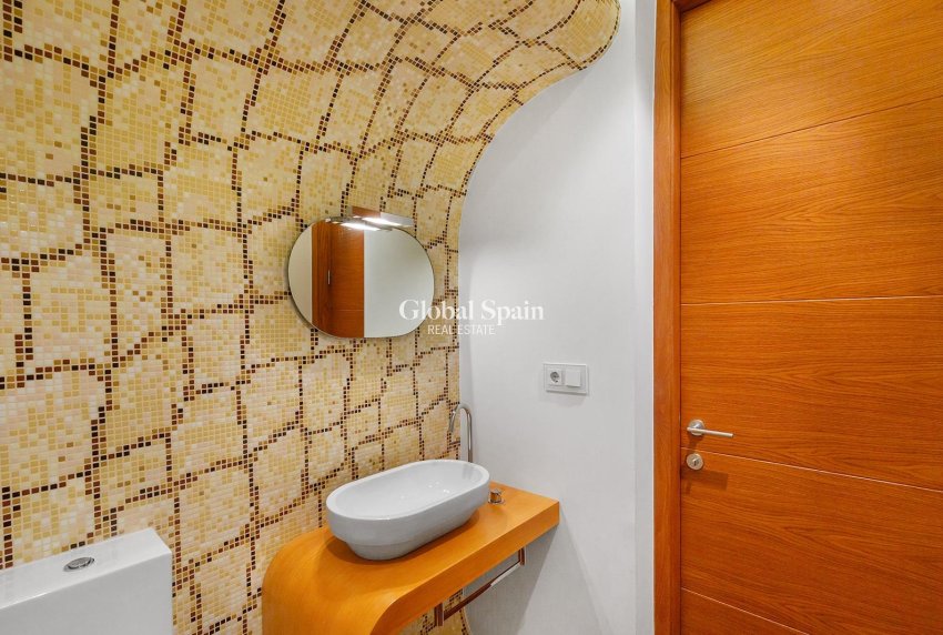 Wederverkoop - APPARTEMENT -
TORREVIEJA - Paseo maritimo