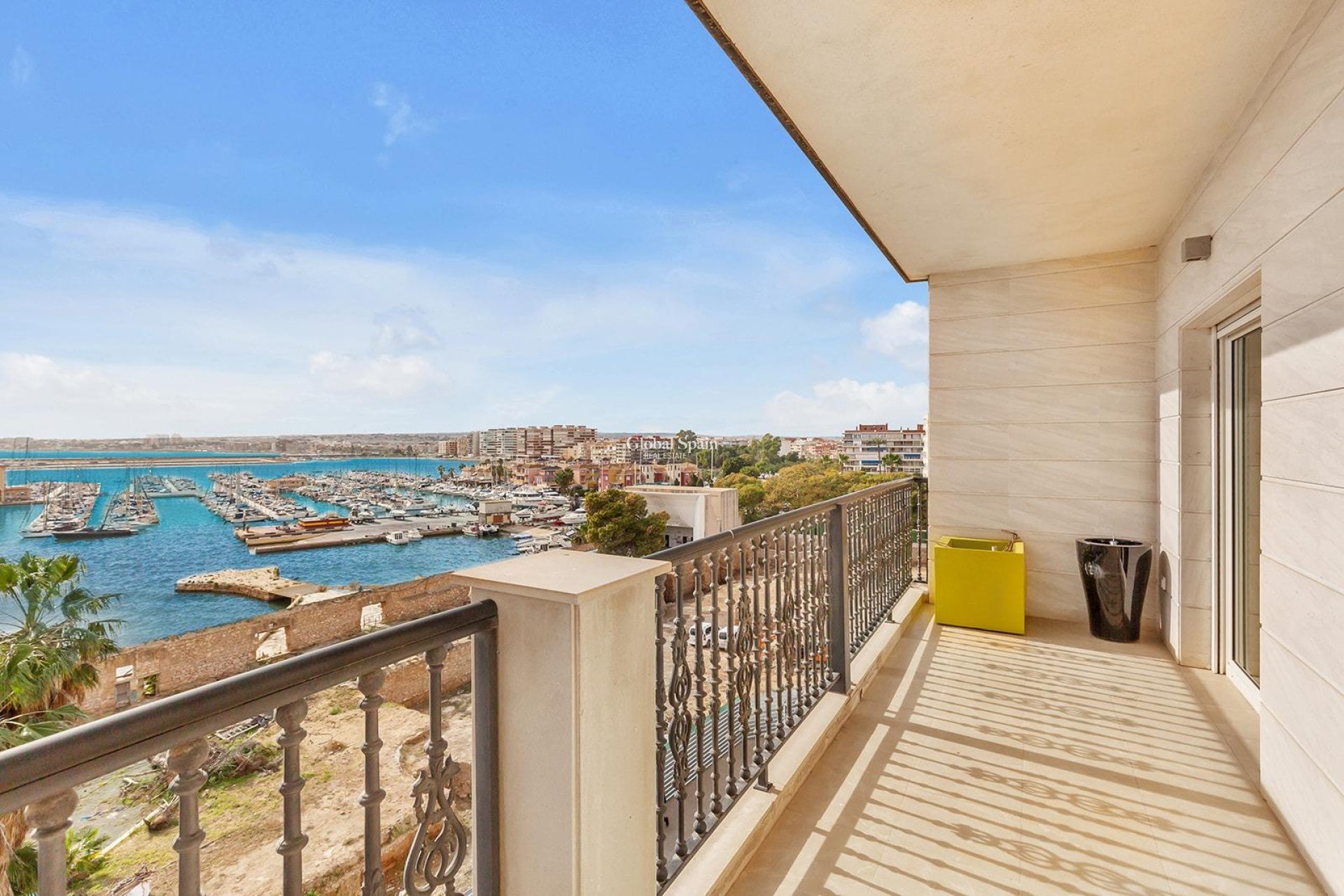 Wederverkoop - APPARTEMENT -
TORREVIEJA - Paseo maritimo