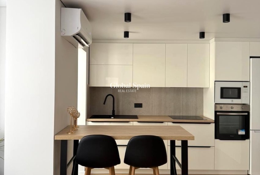 Wederverkoop - APPARTEMENT -
TORREVIEJA - Paseo maritimo