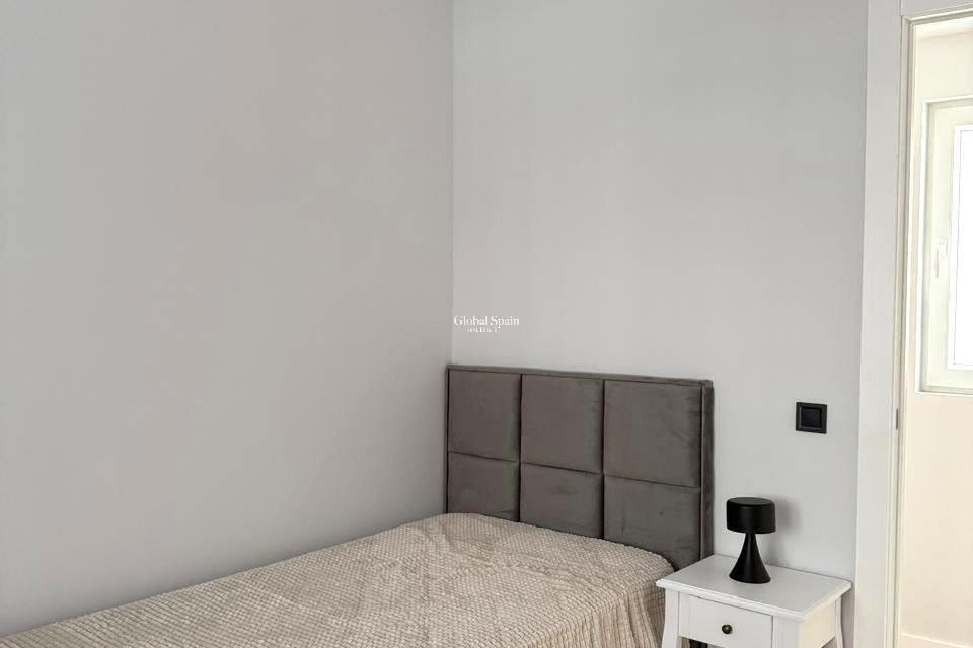 Wederverkoop - APPARTEMENT -
TORREVIEJA - Paseo maritimo