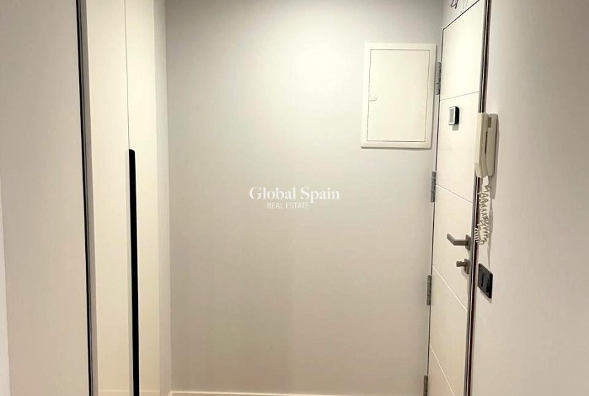 Wederverkoop - APPARTEMENT -
TORREVIEJA - Paseo maritimo