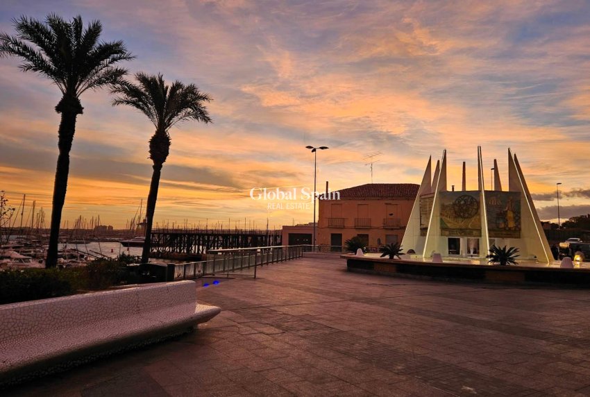 Wederverkoop - APPARTEMENT -
TORREVIEJA - Paseo maritimo